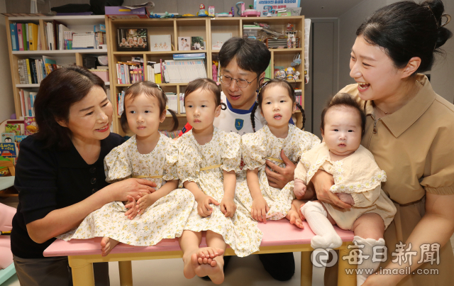 남수진·서다영 부부는 세 쌍둥이(첫째 선우, 둘째 선유, 셋째 선율)와 넷째 선빈 등 4자매를 둔 딸 부잣집 가장이다. 정운철 기자 woon@imaeil.com