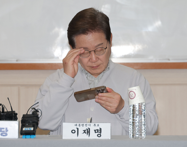 더불어민주당 이재명 대선 후보가 7일 전북 익산시 대한노인회 익산시지회에서 열린 노인회 간담회에서 잠시 휴대 전화를 확인하고 있다. 연합뉴스