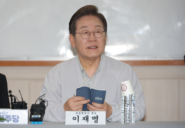 이재명 더불어민주당 대선 후보가 7일 전북 익산시 대한노인회 익산시지회에서 열린 노인회 간담회에서 인사말을 하고 있다. 연합뉴스