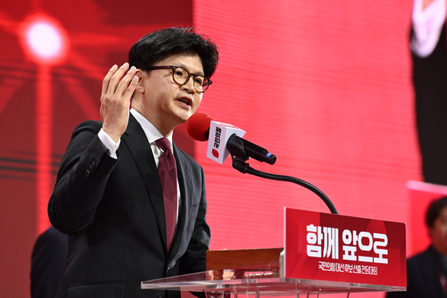 3일 경기 고양시 킨텍스에서 열린 국민의힘 전당대회에서 국민의힘 대선 후보로 김문수 후보가 선출된 가운데 한동훈 후보가 승복 연설을 하고 있다. 연합뉴스
