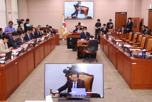 7일 서울 여의도 국회에서 국민의힘 의원들이 퇴장한 가운데 열린 법제사법위원회 전체회의에서 정청래 위원장이 윤석열 전 대통령 등에 의한 내란·외환 행위의 진상규명을 위한 특별검사 임명 등에 관한 법률안 통과를 알리며 의사봉을 두드리고 있다. 연합뉴스