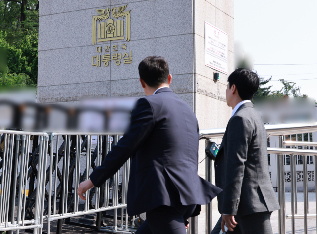 윤석열 전 대통령이 연루된 해병대 채상병 순직 사건 외압 의혹을 수사하는 고위공직자범죄수사처 관계자들이 7일 서울 용산 대통령실 민원실을 들어가고 있다. 공수처는 이날 