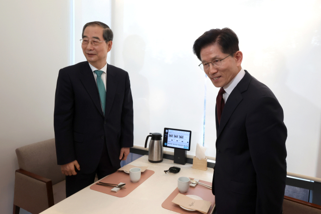 국민의힘 김문수 대선후보(오른쪽)와 무소속 한덕수 대선 예비후보가 7일 서울 종로구의 한 식당에서 후보 단일화 관련 회동을 하고 있다. 연합뉴스