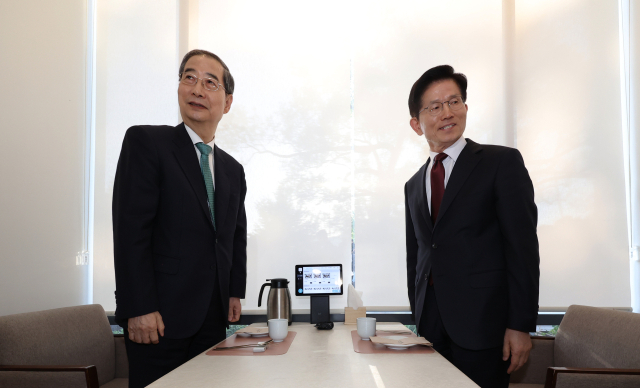 국민의힘 김문수 대선후보와 무소속 한덕수 대선 예비후보가 7일 서울 종로구의 한 식당에서 후보 단일화 관련 회동을 하고 있다. 연합뉴스