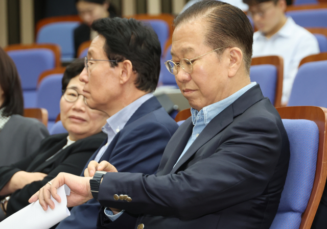 국민의힘 권영세 비상대책위원장이 6일 서울 여의도 국회에서 열린 의원총회에서 시계를 보고 있다. 권 비대위원장은 발언을 통해 한덕수 후보와의 단일화에 대해 