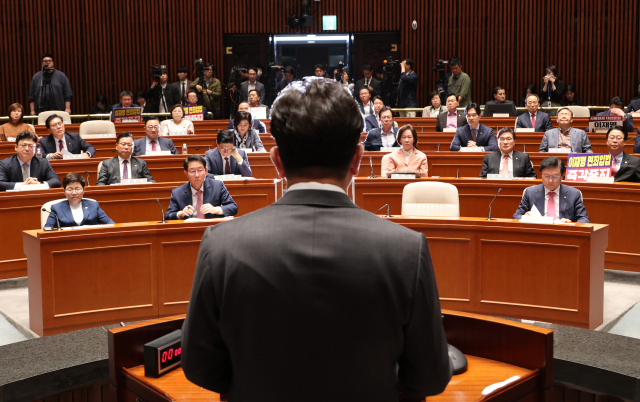 국민의힘 권성동 원내대표가 7일 서울 여의도 국회에서 열린 의원총회에서 대선 후보 단일화에 대해 