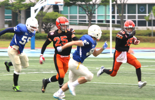 2024 대구경북 대학 미식축구 춘계리그 경기 모습. 경북대 쿼터백 고승주(15번)가 대구가톨릭대 측면을 돌파하고 있다. 대구경북 미식축구협회 제공