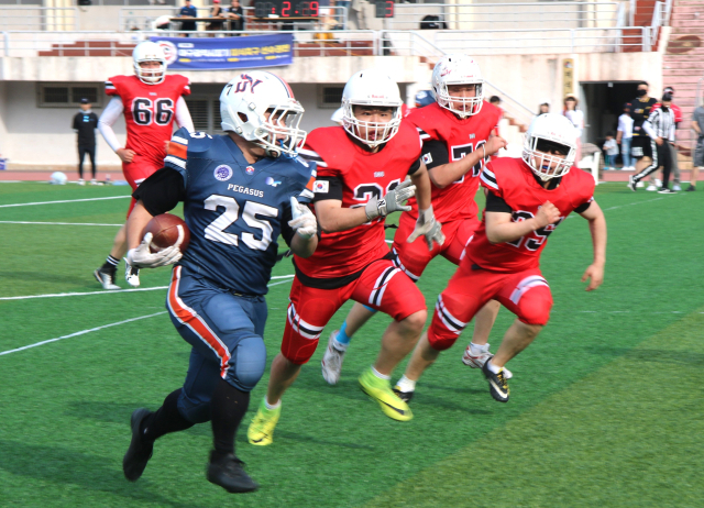 2024 대구경북 대학 미식축구 춘계리그 경기 모습. 영남대의 전재영(25번)이 대구한의대의 측면을 돌파하고 있다. 대구경북 미식축구협회 제공
