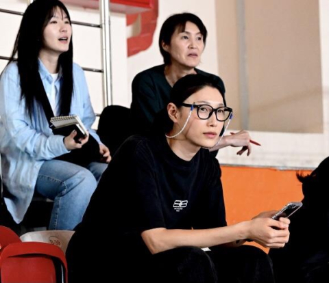 흥국생명 어드바이저로 외국인 선수 트라이아웃을 참관 중인 김연경(앞쪽). 한국배구연맹 제공