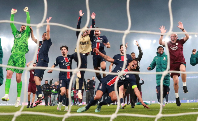 PSG 선수들이 8일 프랑스 파리에서 열린 이번 시즌 UEFA UCL 4강 2차전에서 아스날을 꺾고 결승 진출을 확정한 뒤 홈 팬들과 기쁨을 나누고 있다. 연합뉴스