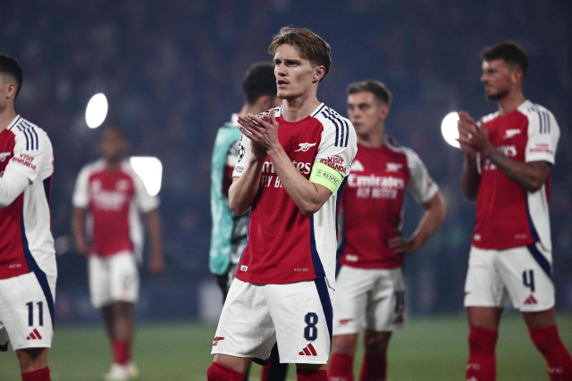 아스날의 주장 마르틴 외데고르가 8일 프랑스 파리에서 열린 이번 시즌 UEFA UCL 4강 2차전 PSG와의 경기가 끝나고 결승 진출이 좌절된 뒤 아쉬워하고 있다. 연합뉴스