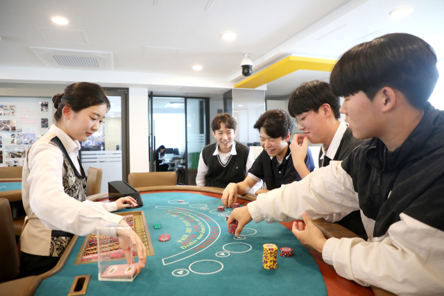 협성고 학생들이 영남이공대 카지노&서베일런스 전공 블랙잭 테이블에서 전공 관련 실습을 체험하고 있다. 영남이공대 제공