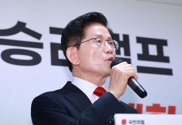 국민의힘 김문수 대선 후보가 8일 서울 여의도 대하빌딩에 마련한 선거 캠프 사무실에서 긴급 기자회견을 열고 후보 단일화에 관한 입장을 밝히고 있다. 연합뉴스