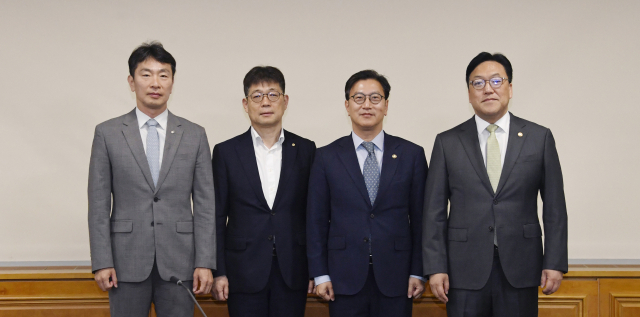 기획재정부 장관 직무대행인 김범석 제1차관(왼쪽 세 번째)이 8일 서울 중구 은행회관에서 열린 