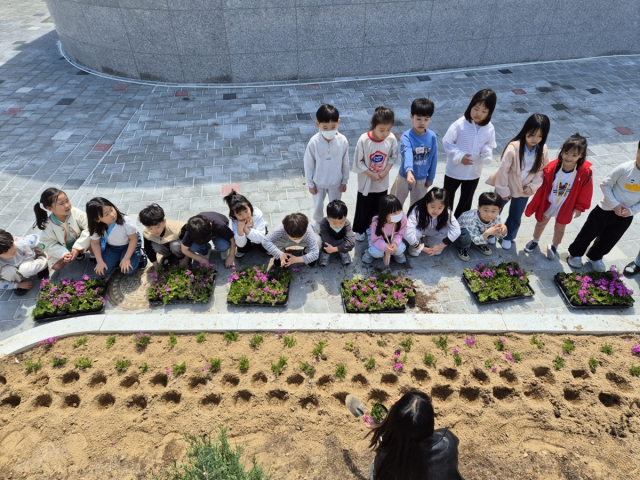 청송초등학교가 최근 대형 산불로 인해 피해를 입은 지역 공동체의 마음을 어루만지기 위해 
