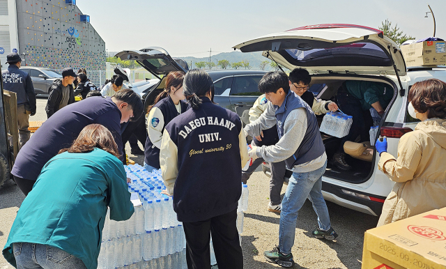구호 물품을 전달하는 봉사 참여자들. 대구한의대 제공