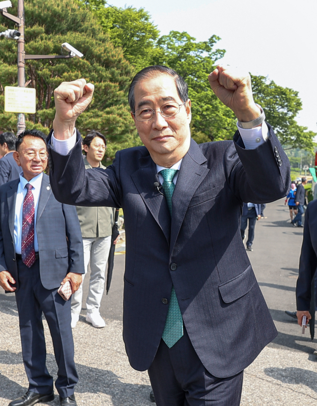 무소속 한덕수 대선 예비후보가 8일 경북 구미시 박정희 전 대통령 생가를 방문, 지지자들에게 두 손을 들어 인사하고 있다. 연합뉴스