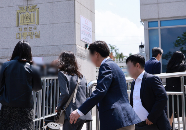 윤석열 전 대통령이 연루된 해병대 채상병 순직 사건 외압 의혹을 수사하는 고위공직자범죄수사처 관계자들이 7일 서울 용산 대통령실 민원실을 오가고 있다. 공수처는 이날 