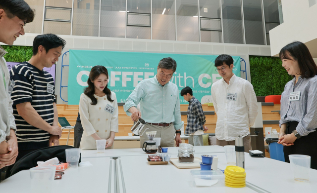 황병우 iM금융그룹 회장이 임직원들과 함께 커피를 내리고 있다. 사진=iM금융그룹 제공