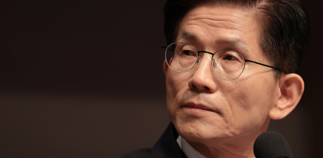 국민의힘 김문수 대선 후보가 8일 서울 중구 한국프레스센터에서 열린 관훈클럽 토론회에서 패널의 질문을 경청하고 있다. 연합뉴스