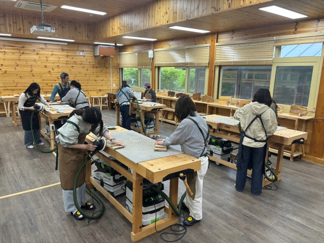 지난해 봉화군을 찾은 기차여행객들이 목제문화체험장에서 목공 체험을 하고 있다. 봉화군 제공