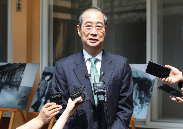 무소속 한덕수 대선 예비후보가 8일 경북 구미시 박정희 전 대통령 생가를 방문해 기자들의 질문에 답변하고 있다. 연합뉴스