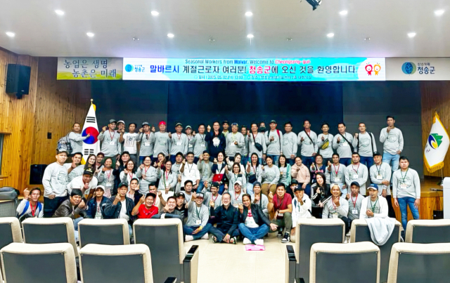 지난 2일 인천국제공항을 통해 2025년 상반기 외국인 계절근로자 78명이 입국했다. 이후 이들은 청송군농업기술센터 대회의실에서 근로수칙 등을 교육받았다. 청송군 제공