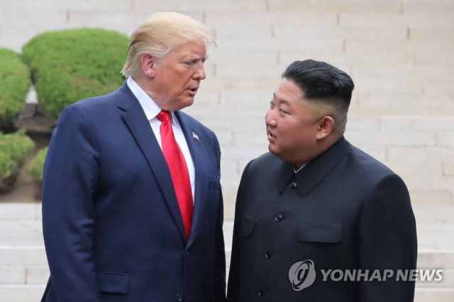 2019년 판문점에서 만난 트럼프 미국 대통령과 김정은 북한 국무위원장. 연합뉴스