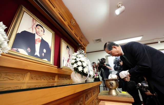 무소속 한덕수 대선 예비후보가 8일 경북 구미시 박정희 전 대통령 생가를 찾아 분향하고 있다. 연합뉴스