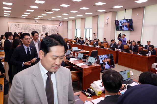7일 서울 여의도 국회에서 열린 법제사법위원회 전체회의에서 국민의힘 의원들이 표결에 앞서 퇴장하고 있다. 연합뉴스