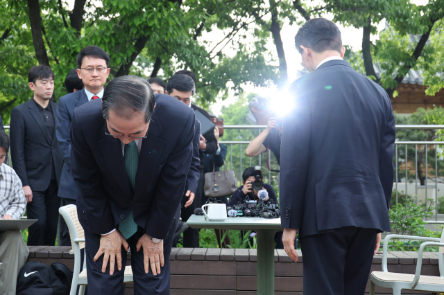 국민의힘 김문수 대선후보와 무소속 한덕수 대선 예비후보가 8일 서울 국회 사랑재에 위치한 커피숍에서 회동을 마친 후 인사하고 있다. 연합뉴스