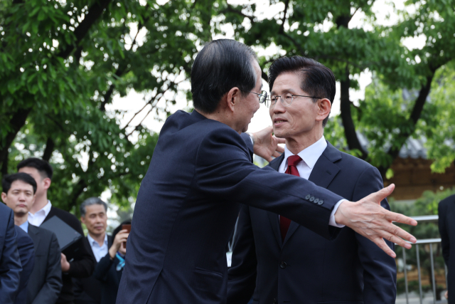 국민의힘 김문수 대선후보와 무소속 한덕수 대선 예비후보가 8일 서울 국회 사랑재에 위치한 커피숍에서 회동을 마친 후 포옹하고 있다. 연합뉴스