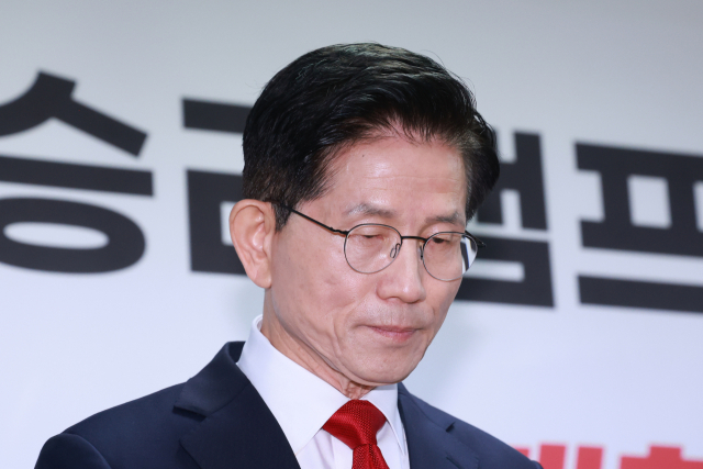 국민의힘 김문수 대선 후보가 8일 서울 여의도 대하빌딩에 마련한 선거 캠프 사무실에서 긴급 기자회견을 열고 후보 단일화에 관한 입장을 밝히던 중 잠시 원고를 보고 있다. 연합뉴스
