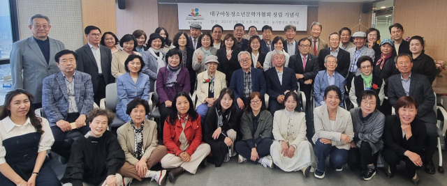 대구아동·청소년문학가협회는 지난 5일, 동시전문지 동시발전소 회의실에서 창립 기념식을 열고 본격적인 활동에 들어갔다.