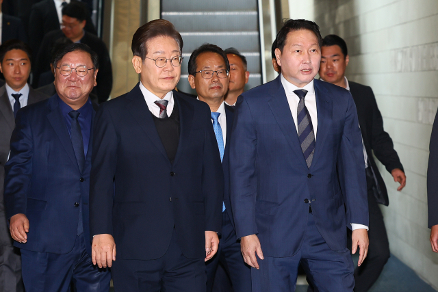더불어민주당 이재명 대선 후보가 8일 서울 중구 대한상공회의소에서 열린 대선후보 초청 경제5단체장 간담회에 참석하고 있다. 오른쪽은 최태원 대한상의 회장. 연합뉴스