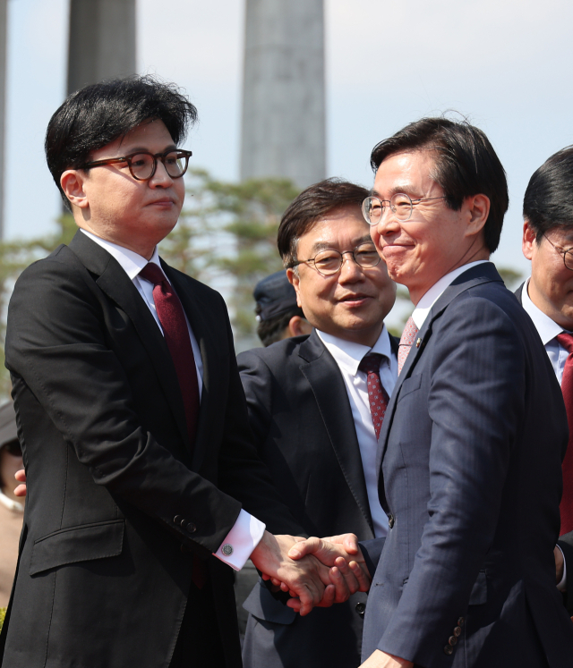 국민의힘 한동훈 전 대표가 10일 서울 여의도 국회 분수대 앞에서 대선 출마 선언을 마치고 조경태 의원과 악수하고 있다. 연합뉴스