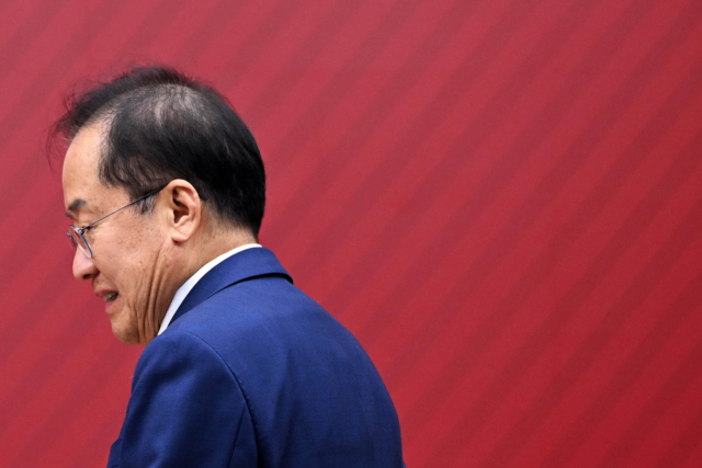 지난 4월 29일 서울 여의도 국민의힘 당사에서 열린 제21대 대통령 후보자 국민의힘 3차 경선 진출자 발표 행사에서 경선에 탈락 후 정계은퇴 의사를 밝힌 홍준표 후보가 발표장에서 나가고 있다. 연합뉴스