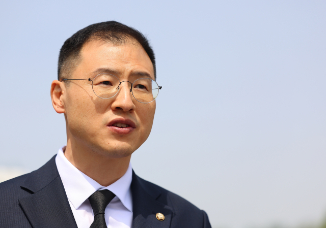 12·3 비상계엄 및 윤석열 전 대통령 탄핵과 관련해 당내에서 탈당 압박을 받아온 김상욱 의원이 8일 서울 동작구 현충원에서 참배 후 탈당 입장을 밝히고 있다. 연합뉴스