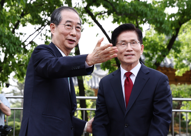 국민의힘 김문수 대선후보와 무소속 한덕수 대선 예비후보가 8일 서울 국회 사랑재에 위치한 커피숍에서 만나 회동하고 있다. 연합뉴스