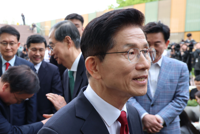 국민의힘 김문수 대선후보와 무소속 한덕수 대선 예비후보가 8일 서울 국회 사랑재에 위치한 커피숍에서 회동을 마친 후 인사하고 있다. 연합뉴스