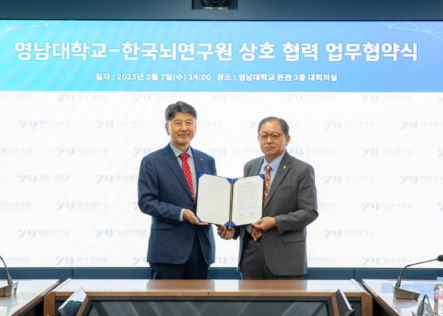 영남대와 한국뇌연구원이 업무협약을 체결했다. 왼쪽부터 최외출 영남대 총장, 서판길 한국뇌연구원 원장. 영남대 제공