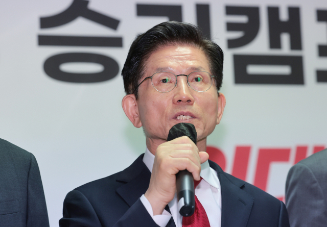 국민의힘 김문수 대선 후보가 9일 서울 영등포구 여의도 선거 캠프 사무실에서 대선 정책 등을 발표하고 있다. 연합뉴스