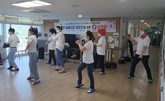 울릉교육지원청은 8일 어버이 날을 맞아 송담실버타운에서