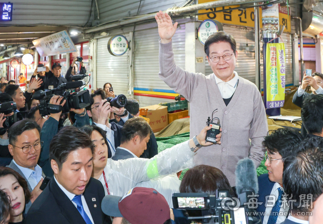 더불어민주당 이재명 대선 후보가 제3차 골목골목 경청투어로 경북지역 방문에 나선 9일 경북 영천 공설시장을 방문해 시민들과 인사를 나누고 있다. 안성완 기자 asw0727@imaeil.com