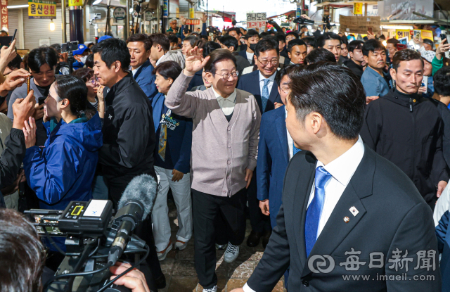 더불어민주당 이재명 대선 후보가 제3차 골목골목 경청투어로 경북지역 방문에 나선 9일 경북 영천 공설시장을 방문해 시민들과 인사를 나누고 있다. 안성완 기자 asw0727@imaeil.com