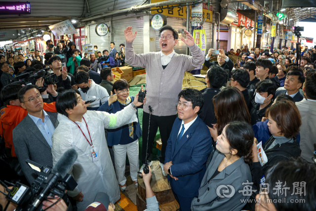 더불어민주당 이재명 대선 후보가 제3차 골목골목 경청투어로 경북지역 방문에 나선 9일 경북 영천 공설시장을 방문해 시민들과 인사를 나누고 있다. 안성완 기자 asw0727@imaeil.com