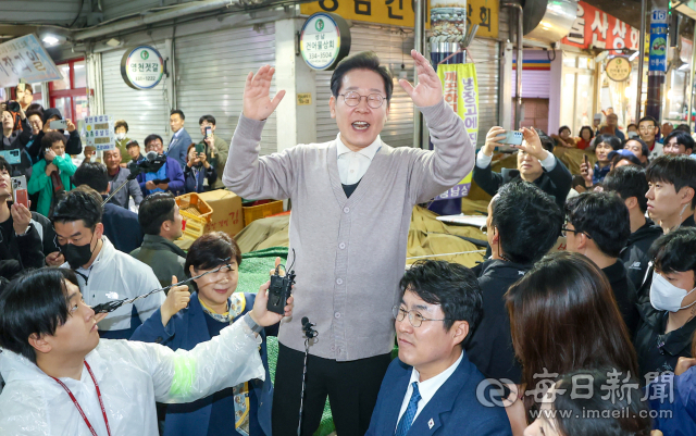 더불어민주당 이재명 대선 후보가 제3차 골목골목 경청투어로 경북지역 방문에 나선 9일 경북 영천 공설시장을 방문해 시민들과 인사를 나누고 있다. 안성완 기자 asw0727@imaeil.com