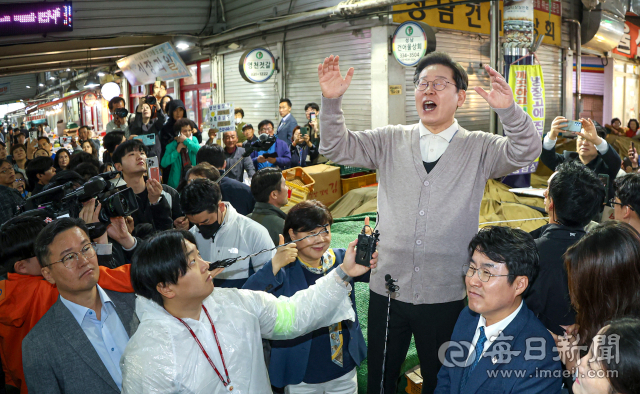 더불어민주당 이재명 대선 후보가 제3차 골목골목 경청투어로 경북지역 방문에 나선 9일 경북 영천 공설시장을 방문해 시민들과 인사를 나누고 있다. 안성완 기자 asw0727@imaeil.com