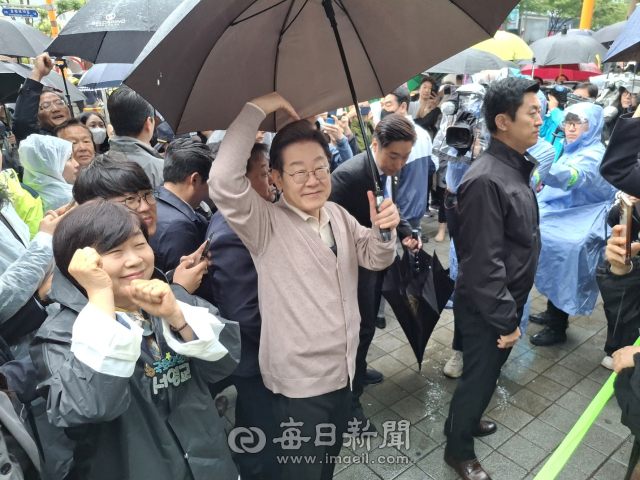 더불어민주당 이재명 대선 후보가 9일 경북 경주 용황동에서 3차 경청 투어를 하며 지지자들을 향해 하트를 그려보이며 인사를 하고 있다. 김진만 기자