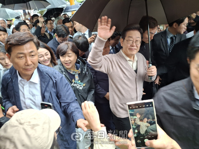 더불어민주당 이재명 대선 후보가 9일 경북 경주 용황동에서 3차 경청 투어를 하며 지지자들을 향해 손을 흔들며 인사를 하고 있다. 김진만 기자